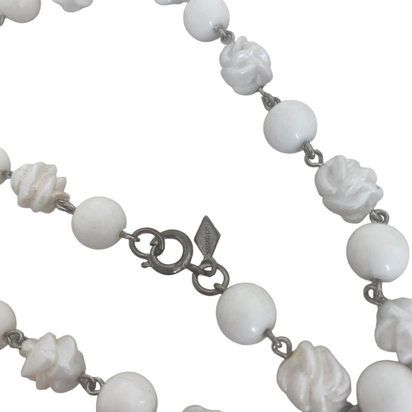 Vintage Sarah Coventry Long White Plastic Chain carved twisted Bead Necklace - Picture 2 of 4